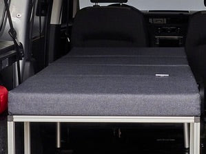 Einzelbett-Variante der COMO Easy 35 im VW Caddy Maxi, mit COMO Relax Kaltschaum-Matratze