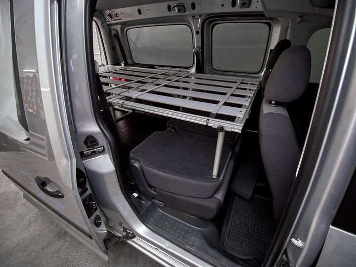 Doppelbett-Variante der COMO Easy 55 im VW Caddy Maxi, Sitzbank umgeklappt, mit Lattenrost und Stützfüßen