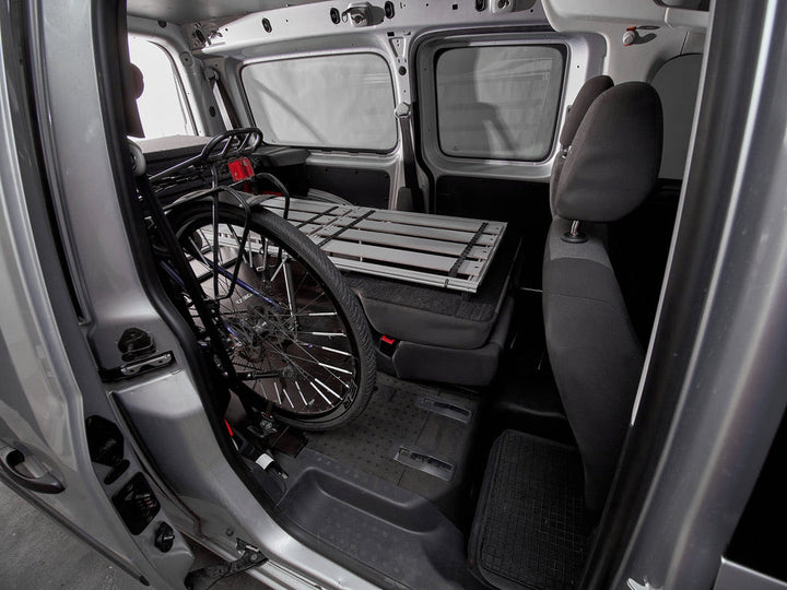 Einzelbett-Variante der COMO Easy 35 im VW Caddy Maxi, Sitzbank umgeklappt, mit Fahrrad