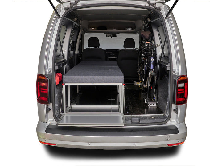 Campingbox COMO Easy 35 im VW Caddy Maxi – Stauraum für Fahrrad und Sportausrüstung bei geöffneter Heckklappe