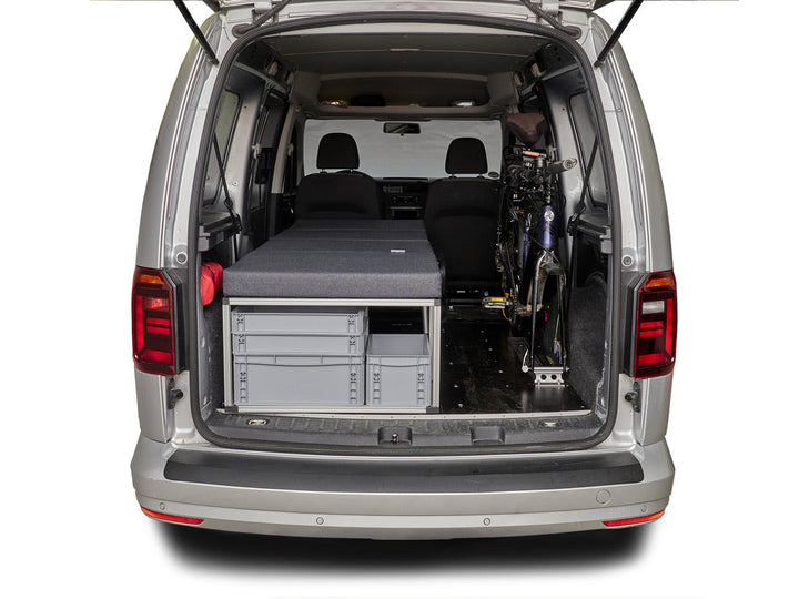 Campingbox COMO Easy 35 im VW Caddy Maxi – Stauraum für Fahrrad und Ausrüstung bei geöffneter Heckklappe