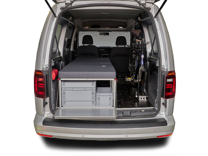 Campingbox COMO Easy 35 im VW Caddy Maxi – Stauraum für Fahrrad und Euroboxen bei geöffneter Heckklappe