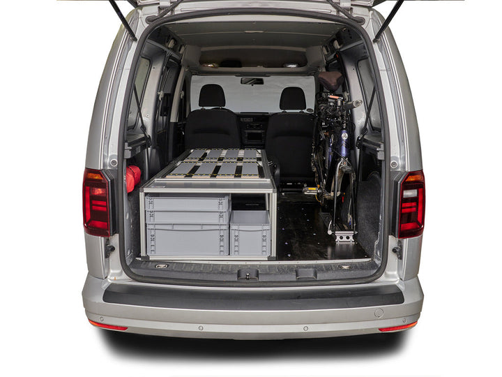 Campingbox COMO Easy 35 im VW Caddy Maxi – Stauraum für Fahrrad und Ausrüstung bei geöffneter Heckklappe