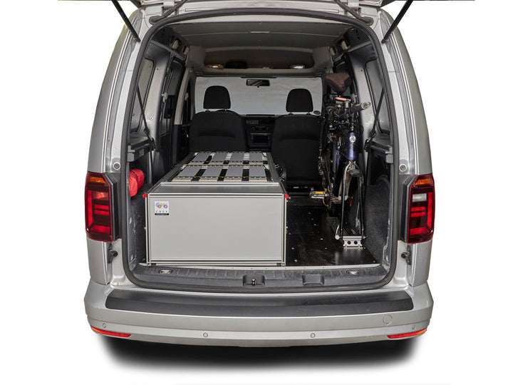 Campingbox COMO Easy 35 im VW Caddy Maxi – Stauraum für Fahrrad bei geöffneter Heckklappe