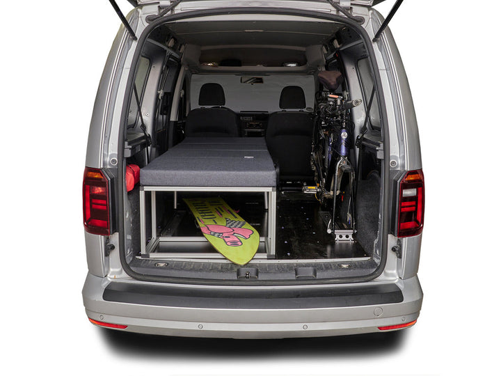 Campingbox COMO Easy 35 im VW Caddy Maxi – Stauraum für Fahrrad und Sportausrüstung bei geöffneter Heckklappe