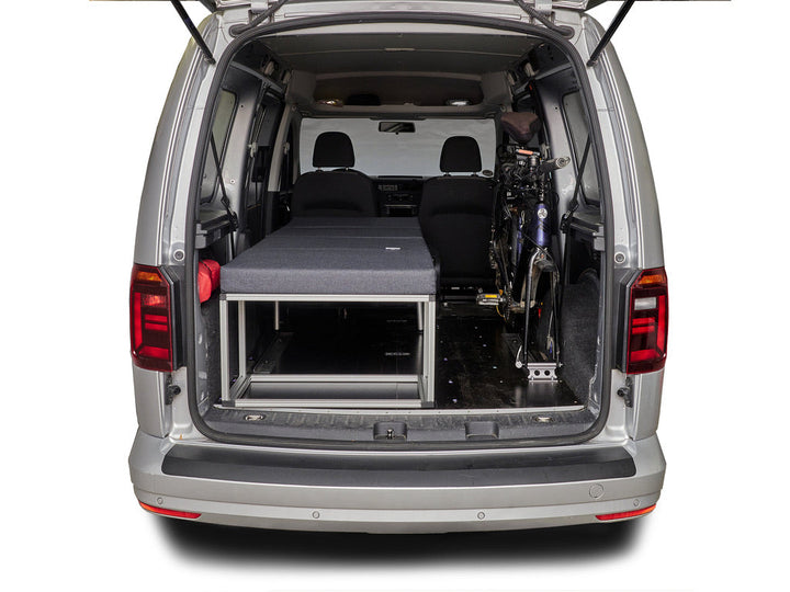 Campingbox COMO Easy 35 im VW Caddy Maxi – Stauraum für Fahrrad und Ausrüstung bei geöffneter Heckklappe