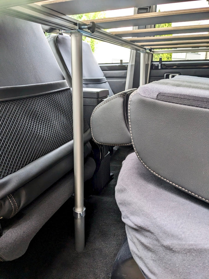 Campingbox COMO Easy 55 im Land Cruiser, Seitenansicht COMO Flexi-Stützfuß und Lattenrost