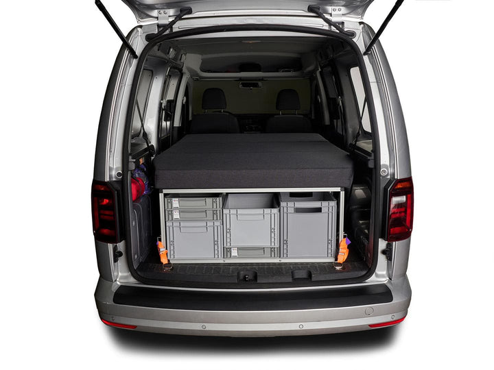 COMO Easy 55 Campingbox, Heckansicht im Caddy, mit Euroboxen und Matratze