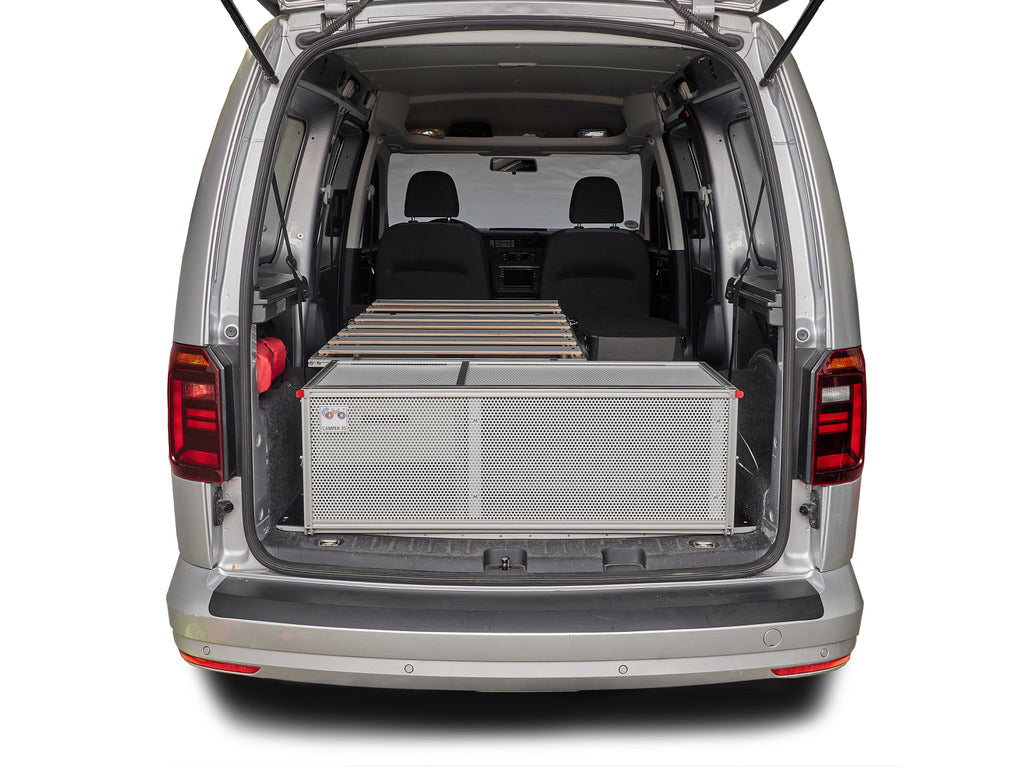 Campingbox COMO Camper 35 im VW Caddy Maxi mit geöffneter Heckklappe und Einzelbett