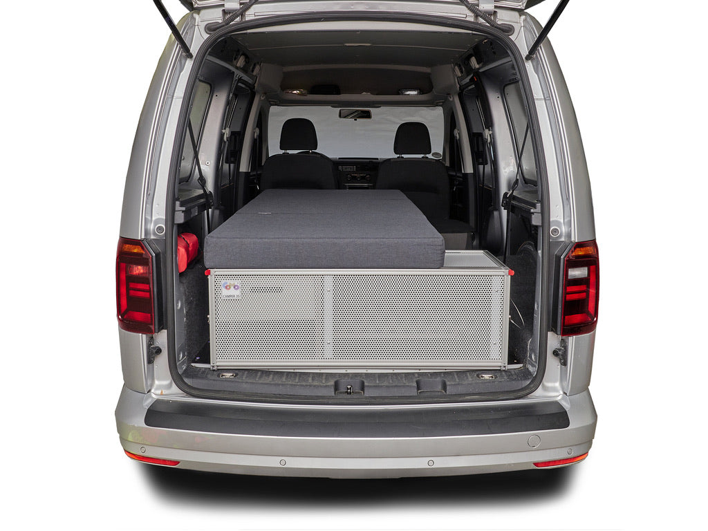 COMO Camper 35 Campingausbau mit Einzelbett im Caddy Maxi, fotografiert von hinten
