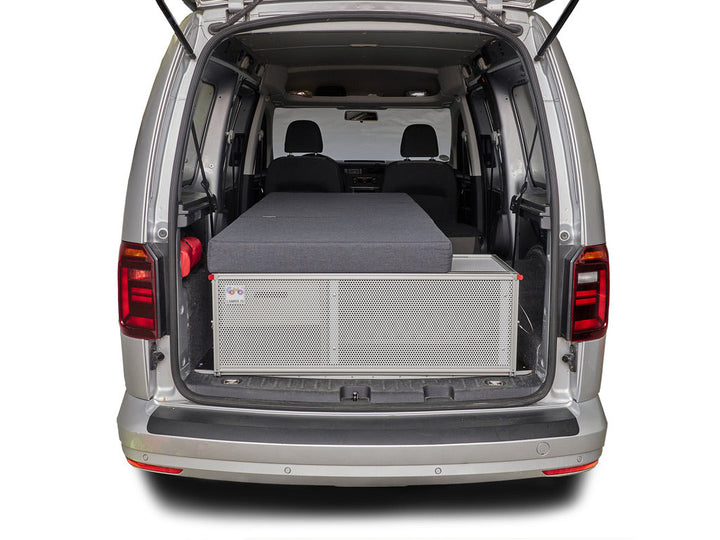 COMO Camper 35 Campingausbau mit Einzelbett im Caddy Maxi, fotografiert von hinten

