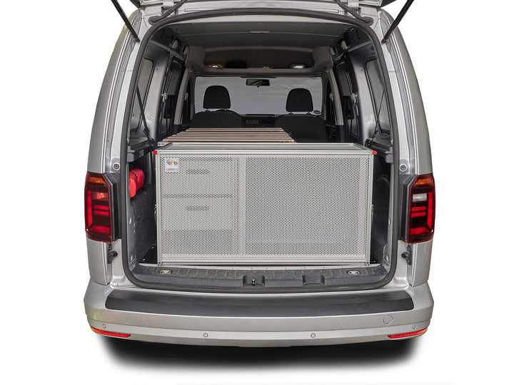 Blick auf die Campingbox COMO Camper 55 im Caddy Maxi mit geschlossener Klappe
