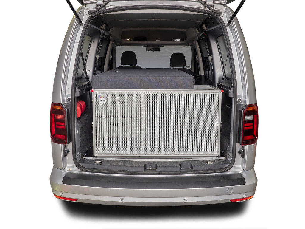 Blick auf die Campingbox COMO Camper 55 im Caddy Maxi mit Einzelbett und geschlossener Klappe
