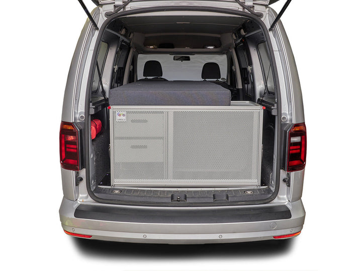 Blick auf die Campingbox COMO Camper 55 im Caddy Maxi mit Einzelbett und geschlossener Klappe
