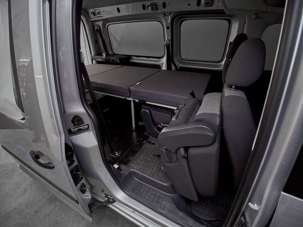 Seitenansicht des eingebauten Einzelbetts der COMO Campingbox im VW Caddy Maxi
