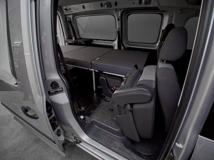 Seitenansicht des eingebauten Einzelbetts der COMO Campingbox im VW Caddy Maxi
