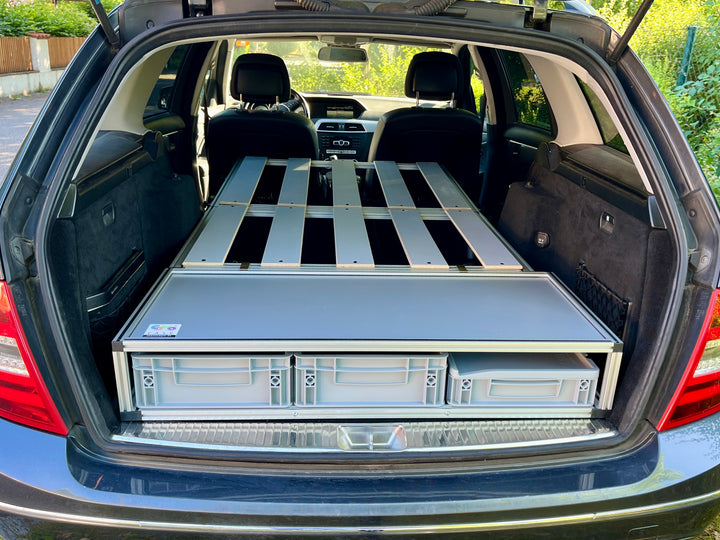 COMO Easy 15 Campingbox mit Bett und Stauboxen in Mercedes C-Klasse, fotografiert von hinten
