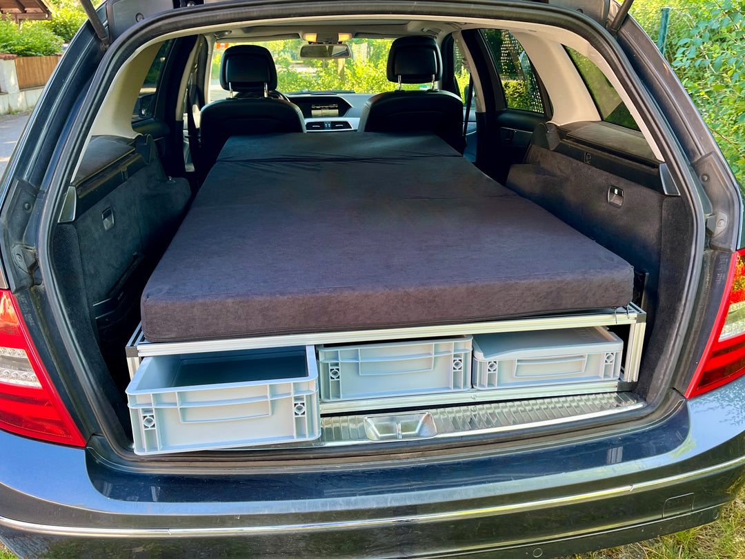COMO Easy 15 Campingbox im C-Klasse Kombi – Bettmodul mit Sicht auf die Staukisten