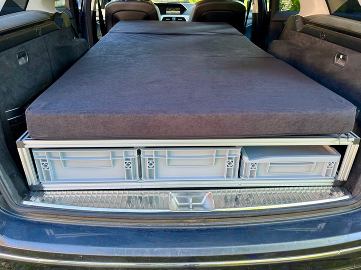 COMO Easy 15 im Mercedes C-Klasse Kombi – kompaktes Bettmodul sichtbar durch die Heckklappe
