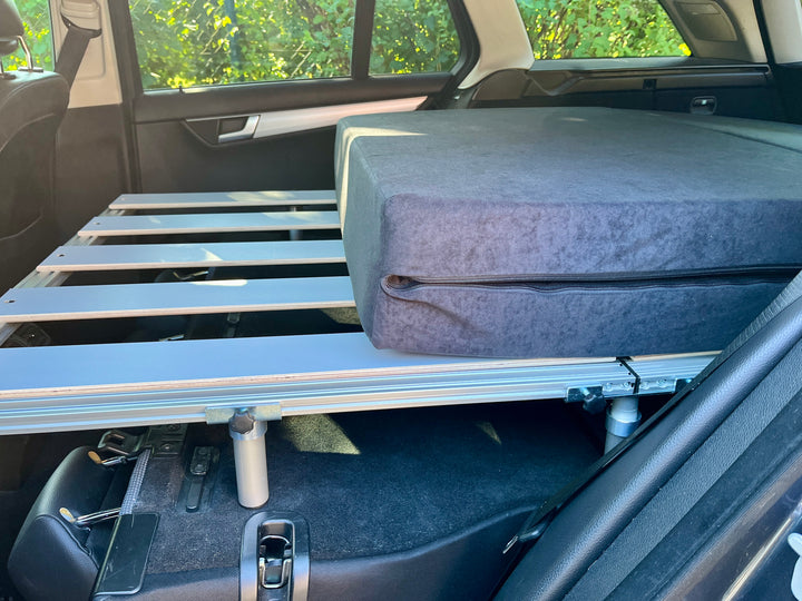 Seitenansicht der Campingbox COMO Easy 15 im C-Klasse Kombi – Lattenrost und Matratze durch Seitentür sichtbar
