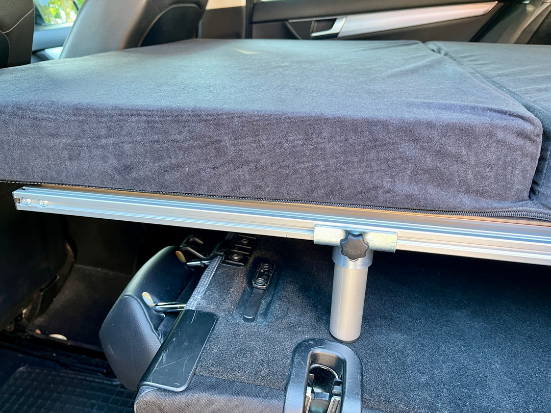 COMO Easy 15 mit aufliegender Matratze, sichtbar durch die geöffnete Seitentür des Mercedes C-Klasse Kombi

