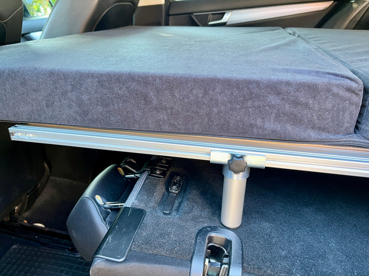 COMO Easy 15 mit aufliegender Matratze, sichtbar durch die geöffnete Seitentür des Mercedes C-Klasse Kombi
