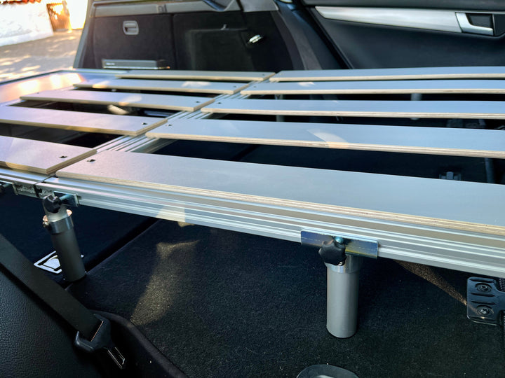 Seitenansicht des eingebauten Einzelbetts der COMO Easy 15 Campingbox in der Mercedes C-Klasse
