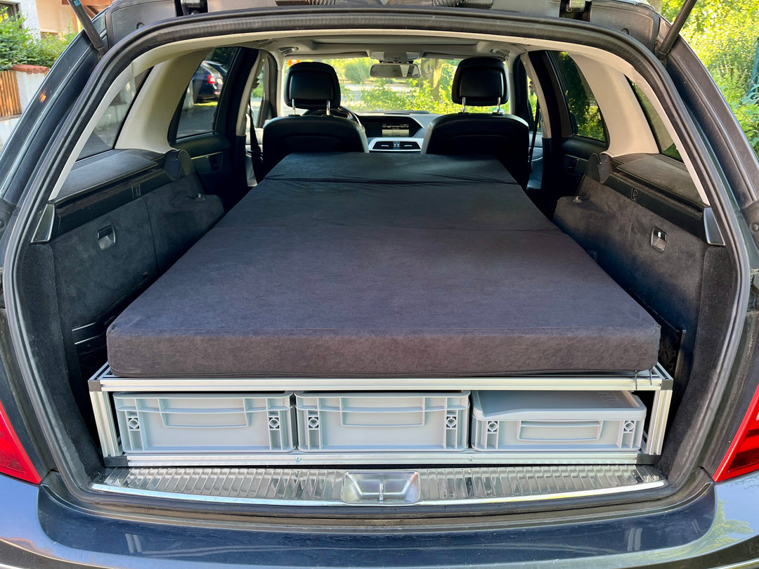 Mercedes C-Klasse mit eingebauter COMO Easy 15 – Einzelbett-Variante mit Boxen unter der Liegefläche