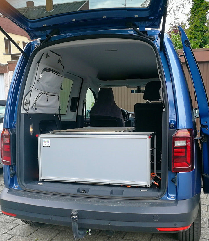 VW Caddy – COMO Easy 40 Campingbox eingebaut, mit Einzelbett und geschlossener Klappe

