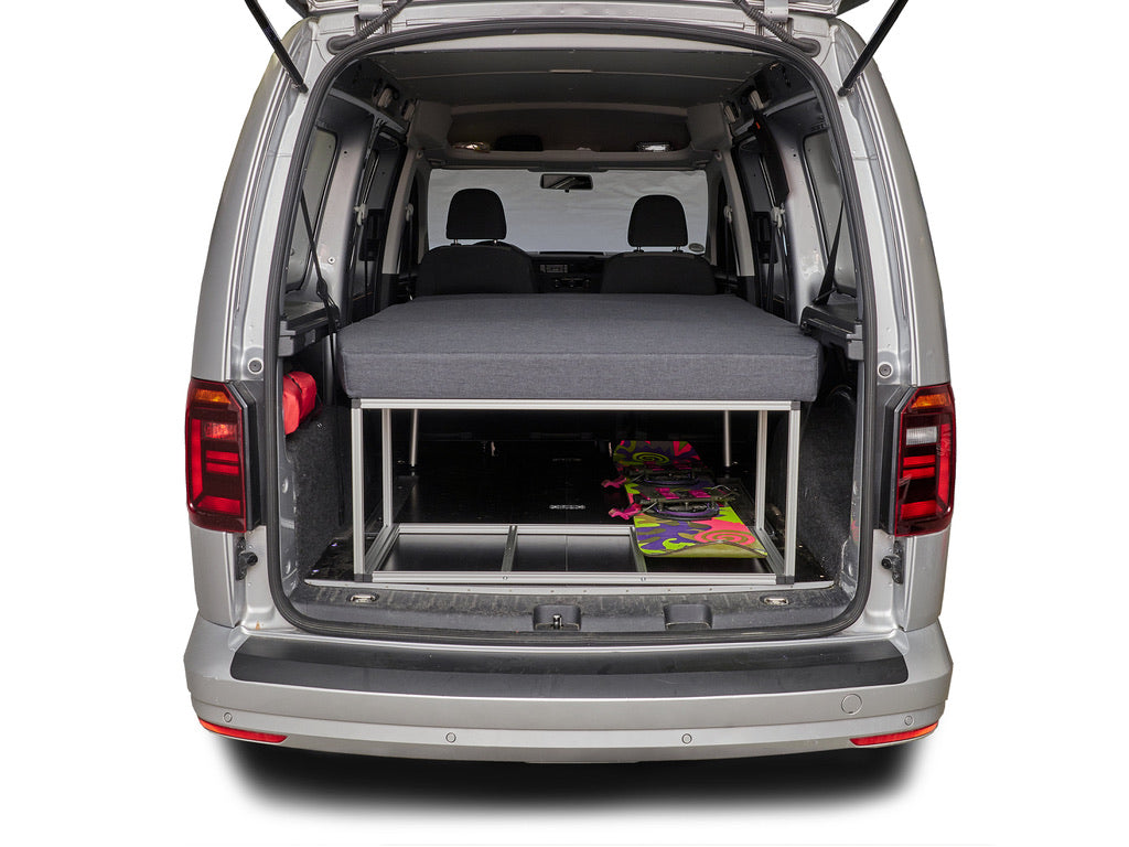 Rückansicht der Campingbox COMO Easy 40 – Campingmodul im Caddy Maxi ohne Euroboxen, mit Snowboard
