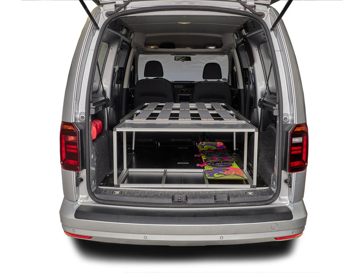Blick auf die Campingbox COMO Easy 40 im Caddy Maxi ohne Klappe – direkter Zugriff auf Stauraum
