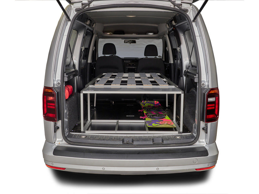 Heckklappe geöffnet: COMO Easy 40 Campingbox im VW Caddy Maxi mit Blick auf Bettmodul

