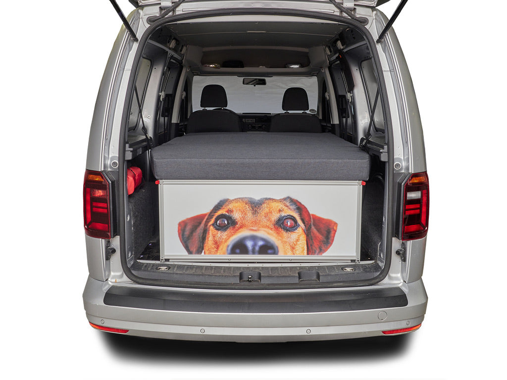 Blick auf die COMO Easy 40 im Caddy Maxi mit individuell bedruckter Klappe, Motiv: Hund
