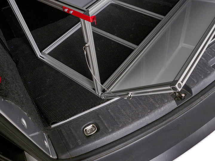 Campingbox COMO Easy 40: Detailaufnahme der Klappe mit Schließmechanismus, geöffnet