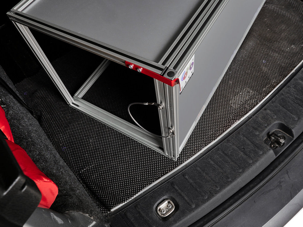 Detailaufnahme der Campingbox COMO Easy 40 mit geschlossener Klappe und Schließmechanismus