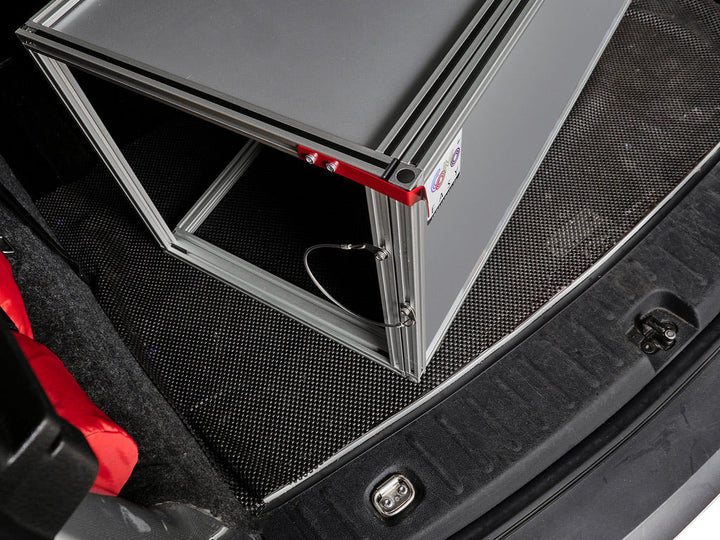 Detailaufnahme des Verschlussmechanismus der Klappe der Campingbox COMO Easy 40