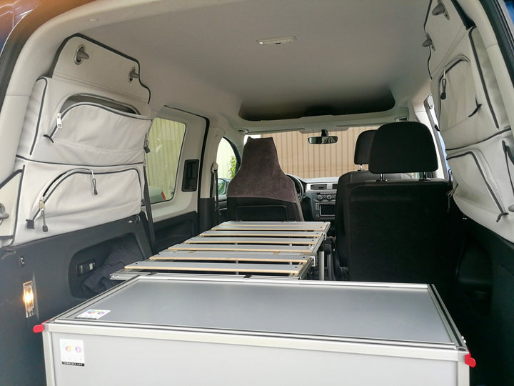 Campingbox COMO Easy 40 mit Einzelbett ohne Matratze, Heckansicht