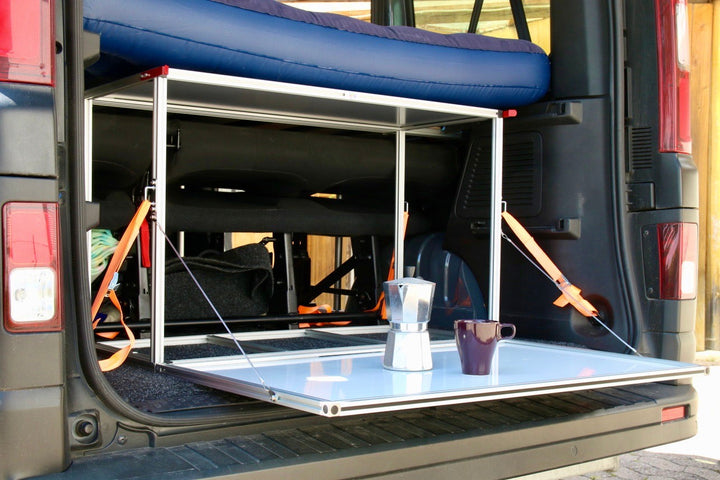 Campingbox COMO Easy 55 im Renault Master – Heckansicht, Klappe geöffnet, ohne Euroboxen, mit Kaffeetasse
