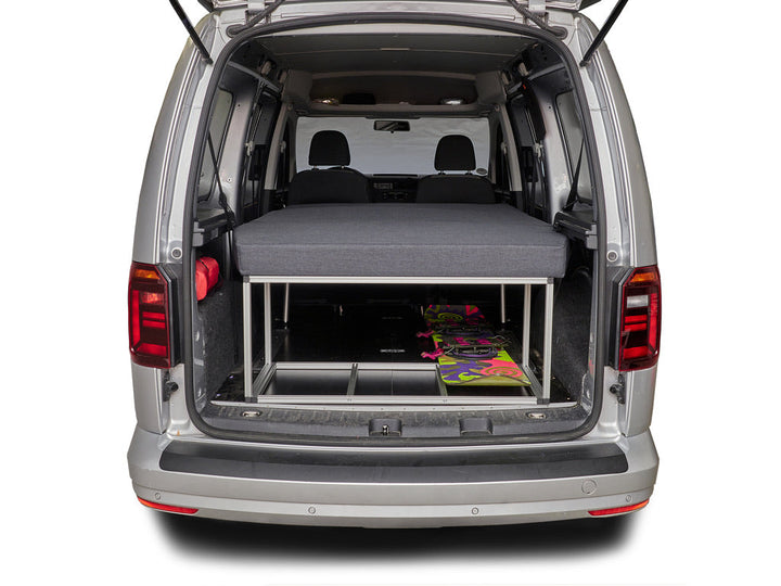 Heckansicht der COMO Easy 40 im VW Caddy Maxi – Snowboard unter der Liegefläche verstaut
