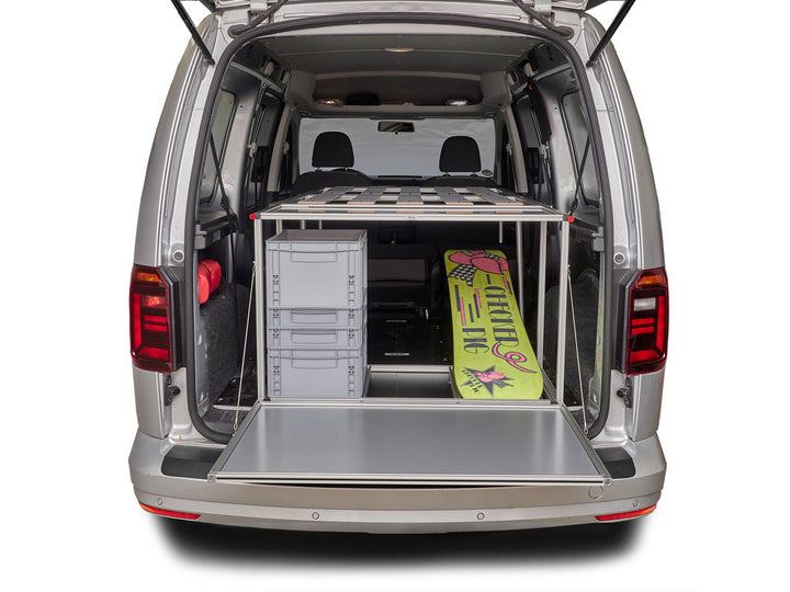 COMO Easy 55 eingebaut im VW Caddy Maxi – Innenansicht mit Snowboard unter dem Bettmodul
