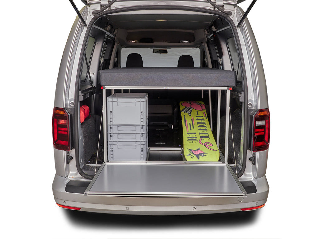 COMO Easy 55 eingebaut im VW Caddy Maxi – Innenansicht mit Snowboard unter dem Bettmodul
