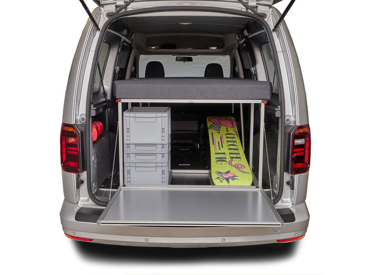 COMO Easy 55 eingebaut im VW Caddy Maxi – Innenansicht mit Snowboard unter dem Bettmodul
