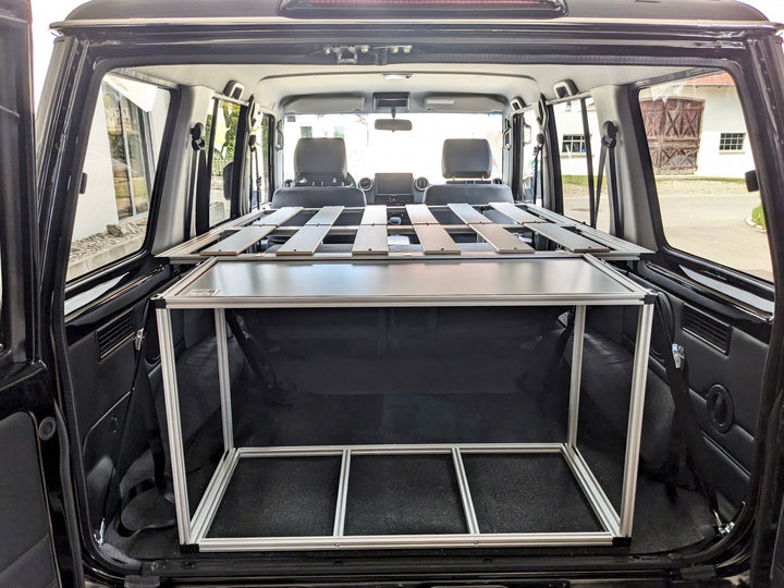 Campingbox COMO Easy 55 im Toyota Land Cruiser, Heckansicht, ohne Klappe, ohne Euroboxen, ohne Matratze