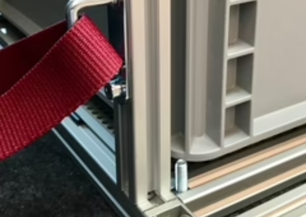 Campingbox COMO Easy, Detailaufnahme des Zurrgurtes zur Befestigung im Fahrzeug